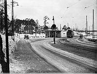 Dalarövägen vid Johanneshov, med spårvagn och bensinstation.
Bensinstation och spårvagnshållplats för Linje 8 och 19 vid Dalarövägen i Johanneshov.