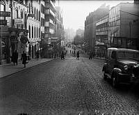 Hamngatsbacken. Vy öster ut över Hamngatan. I fonden Blanch´s restaurang vid  Kungsträdgården.