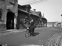 Två unga män med cykel vid Hornstullsgatan 1.