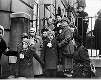 Finska evakuerade krigsbarn anländer till Sverige.