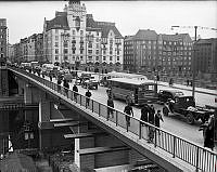 Bilköer på Sankt Eriksbron. I bakgrunden Sankt Erikspalatset.