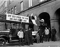 Stor pappersskylt med skådespelaren Adolf Jahr och texten 