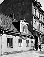 Luntmakargatan 32-34. På första skylten fr. v. står det: Sadelmakare, på den andra: Stockholms Hofslageri aktiebolags vagnfabrik.