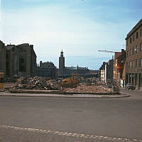 Rivning av kv. Wahrenberg i Klara. Vy från Brunkebergstorg ned till Stadshuset. Närmast t.h. i bild Vattugatan och kv. Frigga.