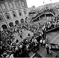 Stor publik och folksamling på Ryssgården som  åskådare till schackspel på Stadsmuseets gård.