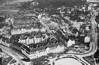 Flygfoto över Midsommarkransen. Utsikt från väst mot kvarteret Järneken på Oktobergatan. Framför ligger Svandammen. Till vänster Tellusborgsvägen och till höger  Vattenledningsvägen.