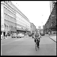 Strövtågsbilder från 1950-talets Stockholm. Till höger Konserthuset. I fonden Teleforntornet vid Malmskillnadsgatan.