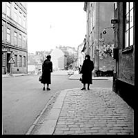 Strövtågsbilder från 1950-talets Stockholm. Hörnet Sankt Paulsgatan och Ragvaldsgatan i riktning mot Götgatan och Urvädersgränd.
