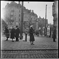 Strövtågsbilder från 1950-talets Stockholm. Stureplan och Birgerjarlsgatan norr ut.