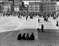 Första majdemonstration på Södra Bantorget, i fonden till vänster Södra latin.