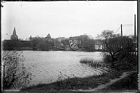 Utsikt över Hammarby sjö, mot söder. Från vänster, Sofia kyrka. Husen på Bondegatan, Skurugatan och Liljeholmens Stearinfabrik.

