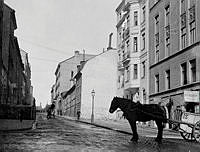 Styrmansgatan norrut. Från Riddargatan kommer en häst med kärra. T.h. ligger Styrmansgatan 12 byggt år 1900.