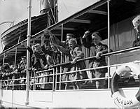 Barn som vinkar från skärgårdsbåt på väg till sommarkolonin Barnens ö,
