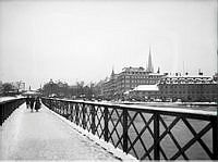 Tegelbacken. Vy från Järnvägsbron mot Centralen och Järnvägsparken.