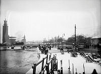 Tegelbacken. Vy mot järnvägsbron och Stadshuset.