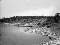 Utö. Vy över havsvik med stugor och sjöbodar, troligen Kroka.