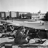 Beredskapsövning under andra världskriget vid LM Ericssons Väg i Midsommarkransen. Med kulspruta och gevär övas försvar av L M Ericssons lokaler.
