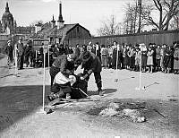 Luftskyddsövning på Stigbergsgatan. Flyglarm och fingerat bombanfall med diverse skador som föjd. I bakgrunden Katarina kyrka.