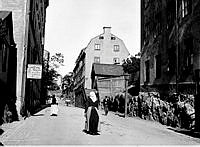 Skånegatan österut från Nytorget. Skånegatan 96, 98 och 100 t.h.