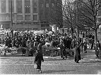 Kö på Hötorget för att köpa ägg och ris till påsk. I bakgrunden PUB-varuhuset.