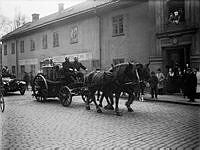 Wallingatan. Brandbilar vid brandkårens 50-årsjubileum framför Westmanska huset - Etnografiska museet.