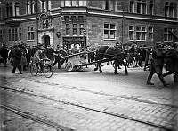 Strandvägen. Brandfordon vid brandkårens 50-årsjubileum framför Strandvägen 15.