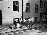 Johannes brandstation. Slangskrubbning efter eldsvåda.