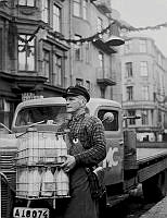 Distribution av mjölk i glasflaskor med Mjölkcentralens lastbil.