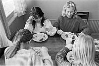 Fyra flickor vid matbord i Sätraskolans matbespisning äter korv och potatismos.