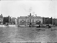 Södra Blasieholmshamnen med Sörensenska huset, Grand hotell och Bolinderska huset. Vy från Skeppsbron.