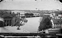 Utsikt från slottet mot Mynttorget, den nyinvigda Vasabron och Strömsborg. Till vänster Kanslihuset och rannsakningsfängelset. 
Till höger gamla Stallbron samt bostadshus på Helgeandsholmen för personal vid Kungliga hovstallet. I fonden Eldkvarnen.