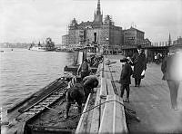 Munkbrohamnen med kajkanten under reparation. I bakgrunden Riddarholmen.