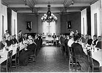 Borgerskapets änkehus, Norrtullsgatan 45. Interiör med boende och personal vid måltid i den gemensamma matsalen.