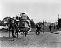 Oktoberflyttningarna 1940. Flyttlass med möbler. Vy från slottskajen vid Lejonbacken. I fonden Blaiseholmen med Grand hotel.