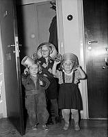 Barn med grytor och kastruller i samband med skrotinsamling under andra världskriget.