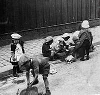 En grupp barn leker på gatan.