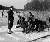 Skridsko på Brunnsviken. Vintersöndag där man snörar på sig skridskorna för en dag på Brunnsvikens is.