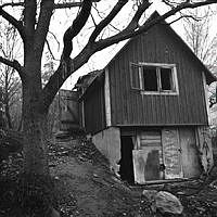 Södra gaveln till visthusboden vid Östberga gård. Bilden tagen inför rivning hösten år 1959.