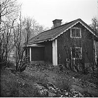 Boningshuset till Östberga gård från söder. Bilden tagen inför rivning hösten 1959.