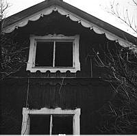 Gavel till boningshuset till Östberga gård med kontursågade fönsterfoder och takbrädor. Bilden tagen inför rivning hösten 1959.