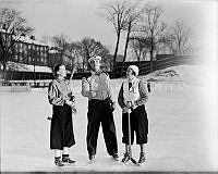 Svenne Bergqvist dömer dambandy på Hammarby IP. Med två damer på isen.