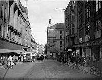 Vy Hamngatan österut med Blancheteatern på Västra Trädgårdsgatan 8. Till höger Sidenhuset på Hamngatan 5. Till vänster NK vid Hamngatan 18-20 I fonden Dramaten.