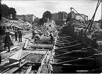 Järnvägsspår byggs i Solna. I bakgrunden Birkastaden.