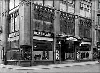 Hörnan Västra Trädgårdsgatan-Hamngatan. Gillbergs herrkläder och skrädderi.