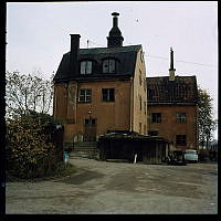 Bondegatan 90 - 92. Två 1700 - hus med gårdsutrymme från väster. Rivna våren 1963.