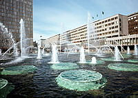 Fontändammen på Sergels torg sedd mot Femte höghuset, Götabanken och Skandinaviska bankens byggnader.