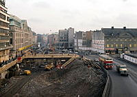 Hamngatan österut mot Norrmalmstorg från Malmskillnadsgatans viadukt. Nedschaktning av Hamngatan. Till höger bebyggelse i kv. Spektern som ännu ej rivits.