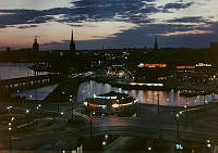 Utsikt över Slussens trafikanläggning med Kolingsborg mot Gamla Stan och Riddarholmen. Slussen sedd i skymning, kvällsbelysning.