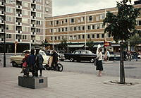 Västertorp. Västertorpsplan sett med högt bostadshus, skivhus i 11 våningar.