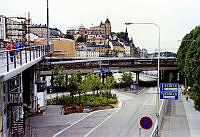 Vy västerut från Slussen längs Söder Mälarstrand över Tunnelbanebron och Centralbron mot Mariaberget. Till höger delar av kvarteret Överkikaren under uppförande.